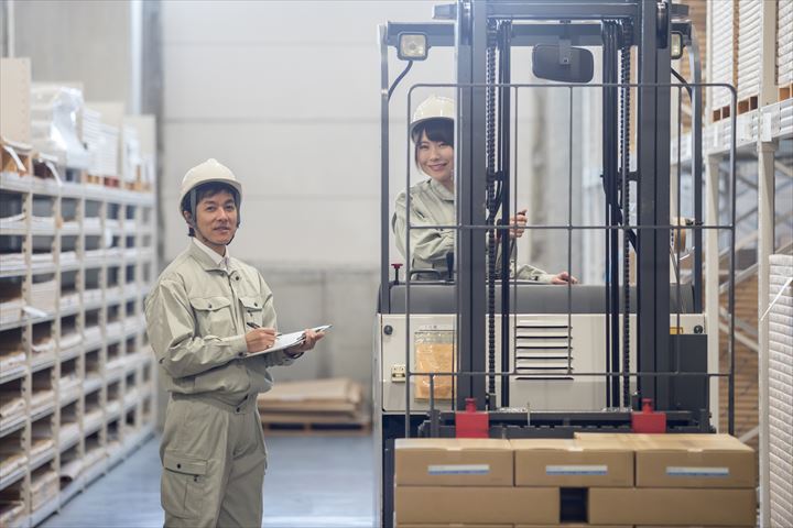 《野洲市》週払いOK・リーチフォークでの倉庫内のアパレル商品等の入庫作業スタッフ！（高時給・土日祝休み）