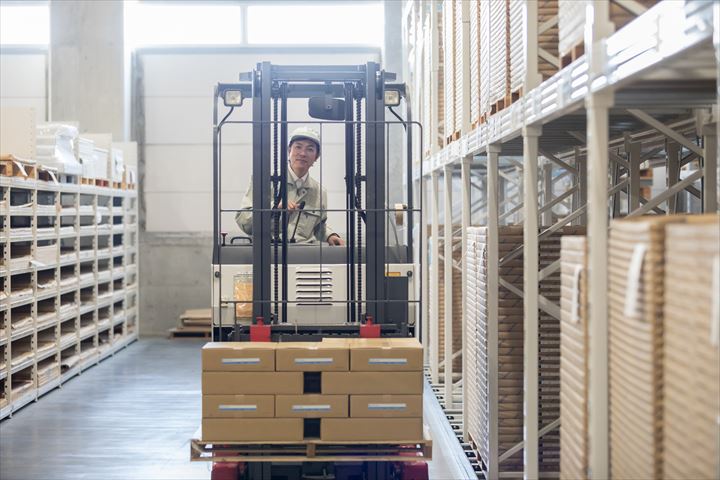 《神戸市東灘区》週払いOK・リーチフォークを使用した家電や日用品などの入出庫スタッフ！（週休2日・高時給・実働8時間）