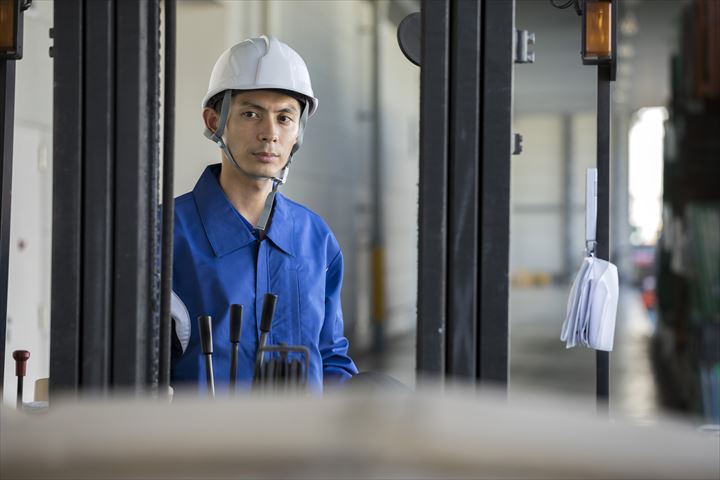 《さいたま市岩槻区》週払いOK・リーチフォークでの冷凍商品の入出庫作業スタッフ！（Web面接OK・週休2日）