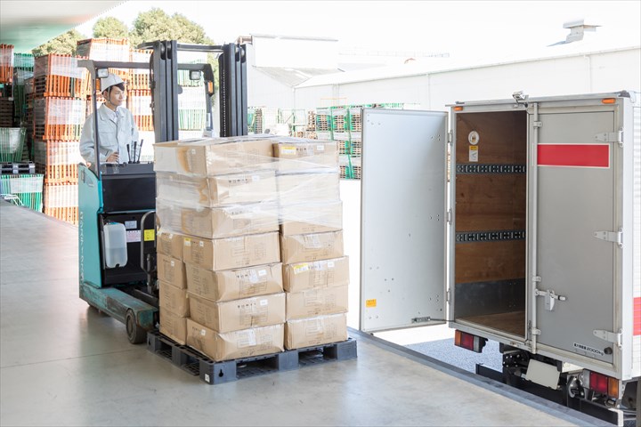 《高崎市》週払いOK・リーチフォークでのトラックへの積み込み作業スタッフ！（週休2日・高時給）