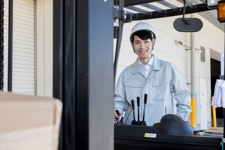 《春日部市》週払いOK・フォークリフトでの食料品の入出庫作業スタッフ！（土日休み・日勤）