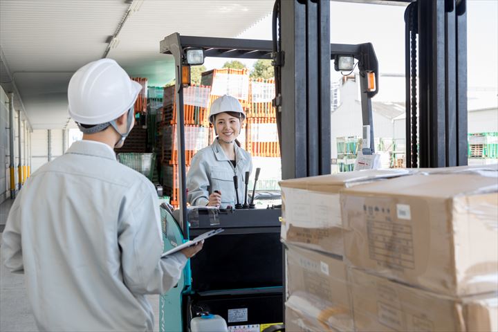 《さいたま市岩槻区》週払いOK・リーチフォークでの冷凍商品の入出庫作業スタッフ！（Web面接OK・週休2日）
