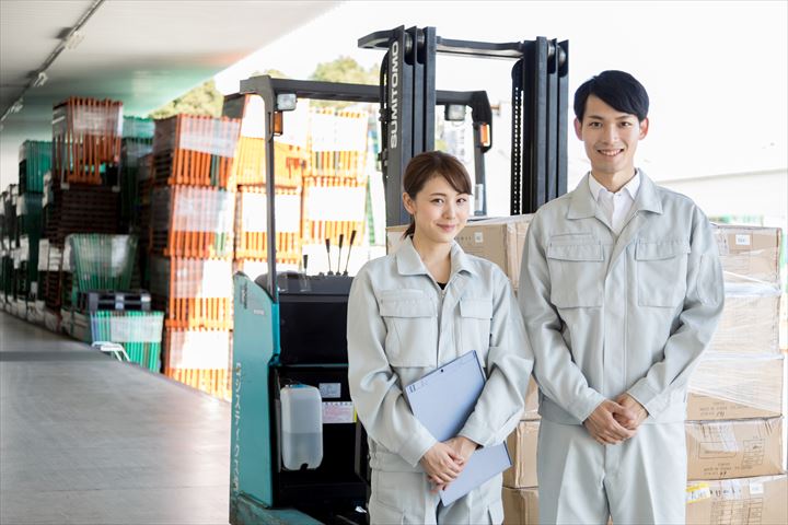 《伊賀市》週払いOK・フォークリフトでの電気機器の入出庫作業スタッフ！（土日祝休み・日勤）