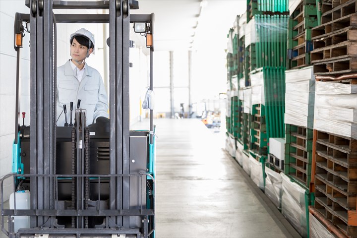 《白岡市》週払いOK・フォークリフトでのお菓子の入出庫作業スタッフ！（週休2日・高時給・期間限定）