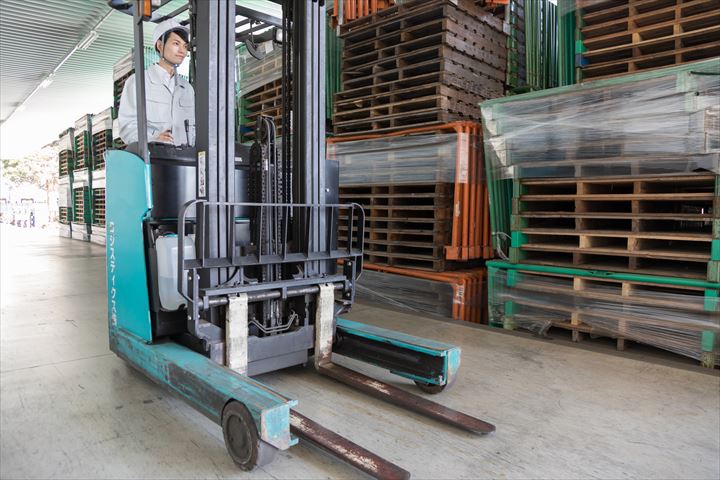 《西宮市》週払いOK・倉庫内でのリーチフォークを使用した食品の入出庫作業スタッフ！（Web面接OK・週3日～相談可）