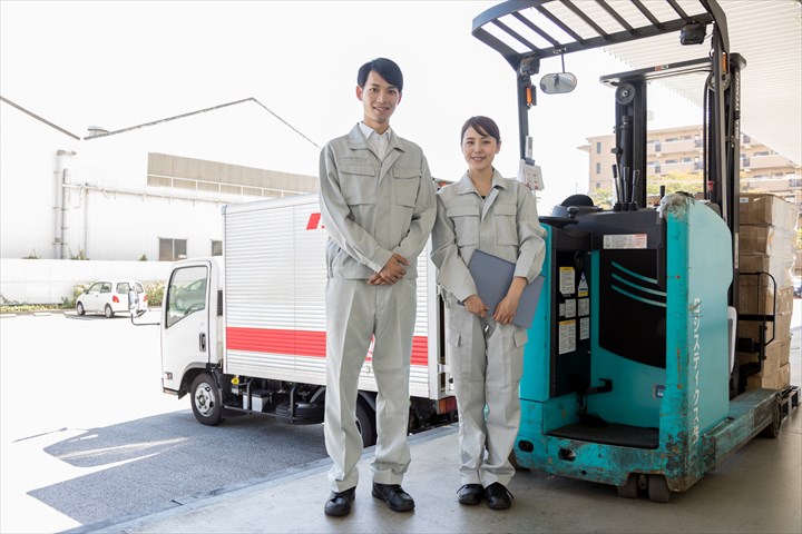 《静岡市清水区》週払いOK・フォークリフトを使用した飲料の入出庫作業スタッフ！（Web面接OK・週休2日）