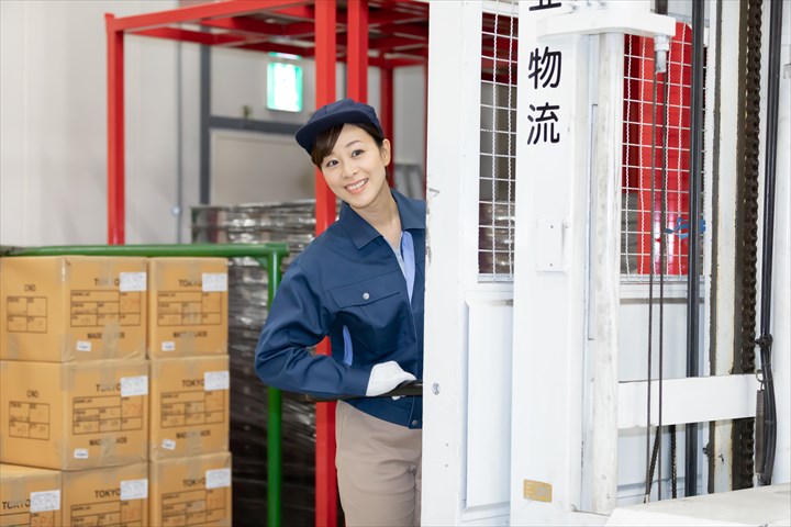 《戸田市》週払いOK・リーチフォークでの食品の入出庫作業スタッフ！（Web面接OK・週休2日）