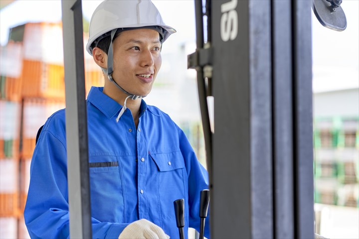 《大田区》週払いOK・リーチフォークでのコスメ用品などの入出庫作業スタッフ！（Web面接OK・土日祝休み）