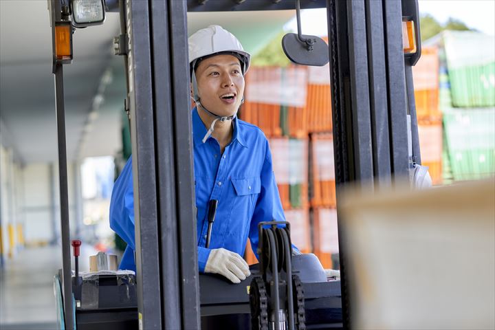 《堺市堺区》週払いOK・リーチフォークを使用した常温倉庫内での入出庫作業スタッフ！（Web面接OK・短時間）