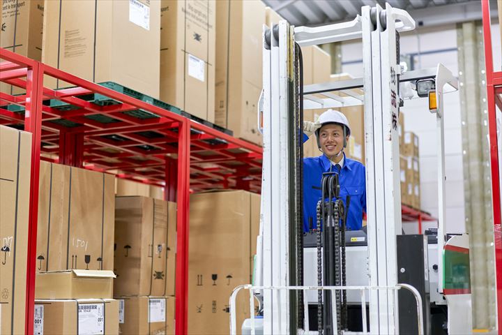 《堺市堺区》週払いOK・リーチフォークを使用した常温倉庫内での入出庫作業スタッフ！（Web面接OK・短時間）