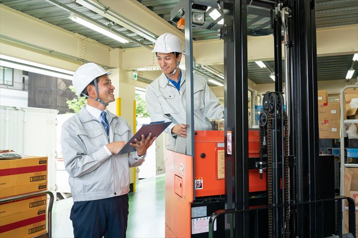 《泉南郡岬町》週払いOK・フォークリフトでのお酒の入出庫作業スタッフ！（Web面接OK・時間外勤務ほぼ無し）