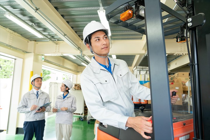 《向日市》週払いOK・フォークリフトでの倉庫内仕分け作業スタッフ！（週休2日・週2～3日相談可）