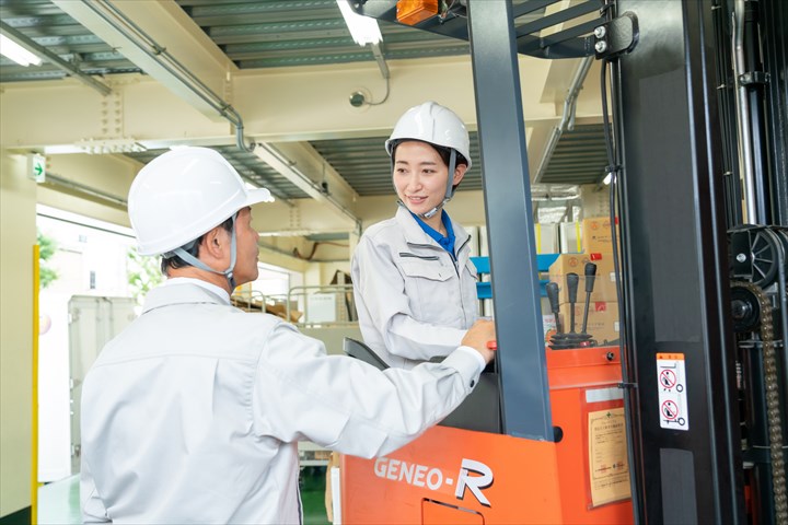 《横浜市金沢区》週払いOK・リーチフォークでのアイスや冷凍食品等の入出庫作業スタッフ！（Web面接OK・高時給）