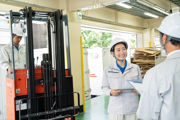 《足立区》週払いOK・フォークリフトを使用した青果の入出庫作業スタッフ！（高時給・駅チカ）