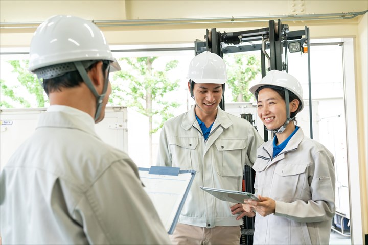 《松戸市》週払いOK・フォークリフトを使用したプラスチック製品の入出庫作業スタッフ！（Web面接OK・高時給）