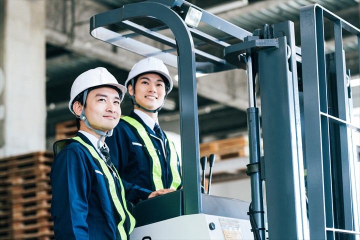 《常総市》週払いOK・フォークリフトでの住宅資材の入出庫作業スタッフ！（Web面接OK・土日祝休み）