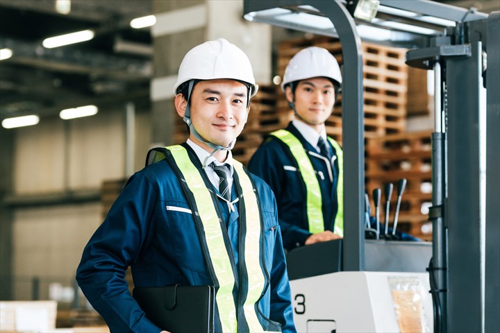 《伊賀市》週払いOK・フォークリフトでの物流センター内での商品の出荷作業スタッフ！（土日祝休み・未経験歓迎）