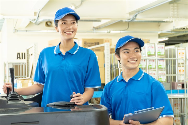 《久喜市》週払いOK・フォークリフトでの一般貨物の入出庫作業スタッフ！（土日休み・日勤）