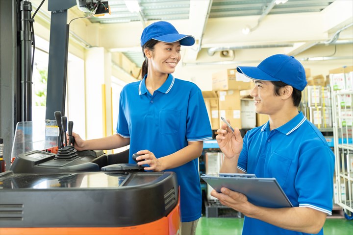 《比企郡ときがわ町》週払いOK・フォークリフトを使用した自動車部品の出荷スタッフ！（高時給・土日休み）