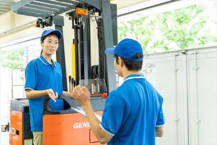 《比企郡ときがわ町》週払いOK・フォークリフトを使用した自動車部品の出荷スタッフ！（高時給・土日休み）