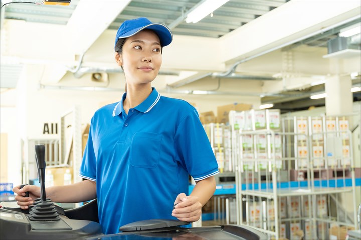 《足立区》週払いOK・フォークリフトを使用した青果の入出庫作業スタッフ！（高時給・週休2日）