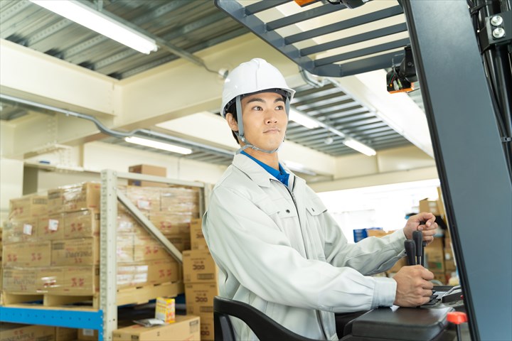 《西宮市》週払いOK・倉庫内でのリーチフォークを使用した食品の入出庫作業スタッフ！（Web面接OK・週3日～相談可）