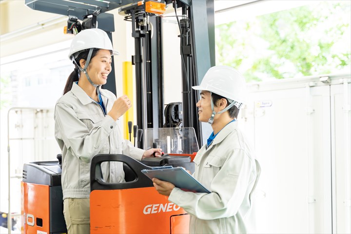 《美濃加茂市》週払いOK・フォークリフトでのタイヤの入出庫スタッフ！（Web面接OK・2025年4月末までの短期）