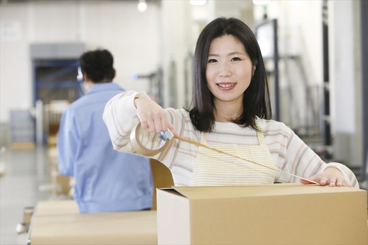 《江東区》週払いOK・倉庫内での衣類の仕分けや梱包作業スタッフ！（Web面接OK・高時給）