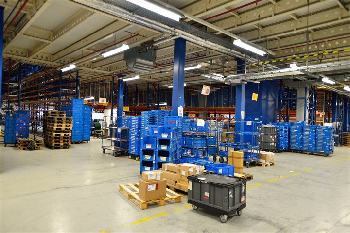 《久世郡久御山町》週払いOK・冷蔵倉庫内でのチルド食品のピッキングや仕分け作業スタッフ！（Web面接OK・短時間相談可）