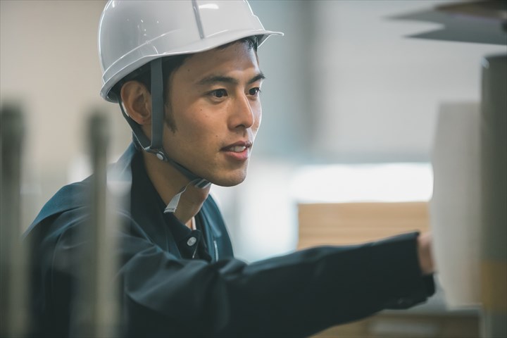 《東大阪市》週払いOK・工場内での金属類の切断作業スタッフ！（未経験OK・固定休み）