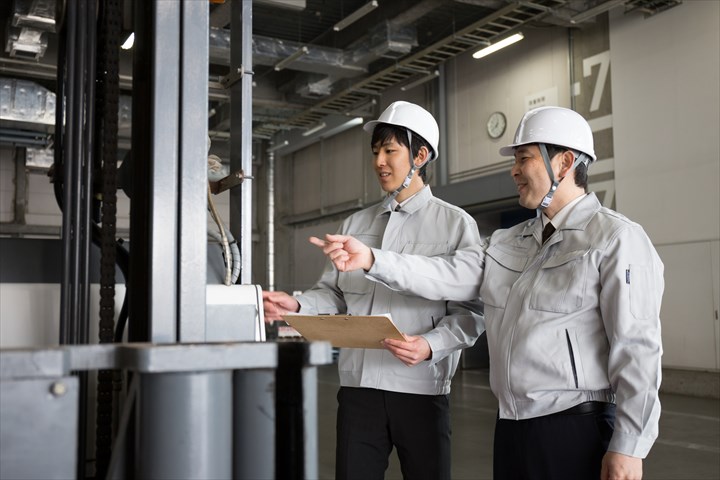 《墨田区》週払いOK・倉庫内での酒類の出荷作業スタッフ！（未経験歓迎・土日祝休み）