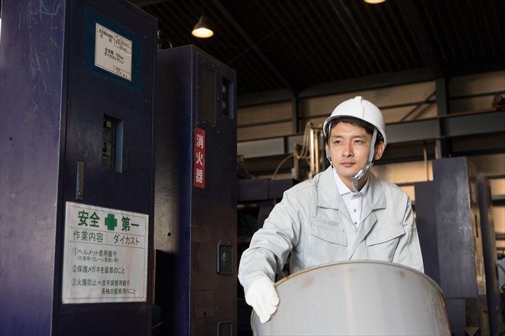 《市川市》週払いOK・ケミカル品の小分けやドラム缶転がし作業スタッフ！（Web面接OK・土日祝休み）