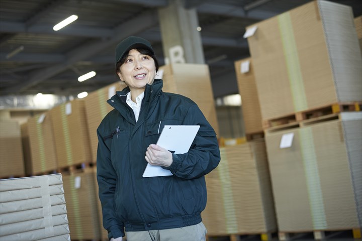 《寝屋川市》週払いOK・倉庫内でのアパレルやアパレル雑貨の仕分け作業スタッフ！（Web面接OK・短時間13:00～17:00）