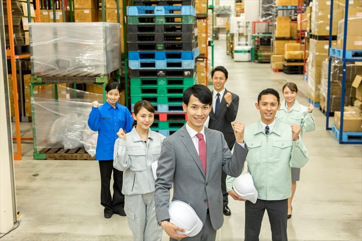 《所沢市》週払いOK・工場内でのマネキンや什器類のピッキング作業スタッフ！（未経験歓迎・土日祝休み）