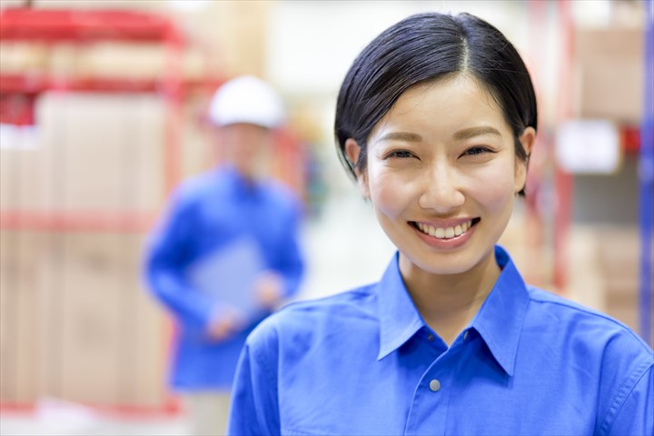 《千葉市稲毛区》週払いOK・倉庫内での荷物の仕分け作業スタッフ！（Web面接OK・週休2日）