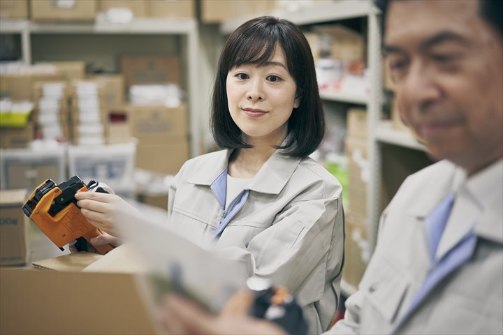 《本宮市》週払いOK・倉庫内での食品の入出庫作業スタッフ！（週休2日・夜勤帯）