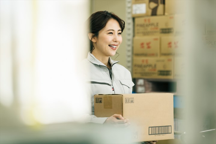 《西宮市》週払いOK・店舗へのアパレル商品の納品作業スタッフ！（歩いて配達・未経験活躍）