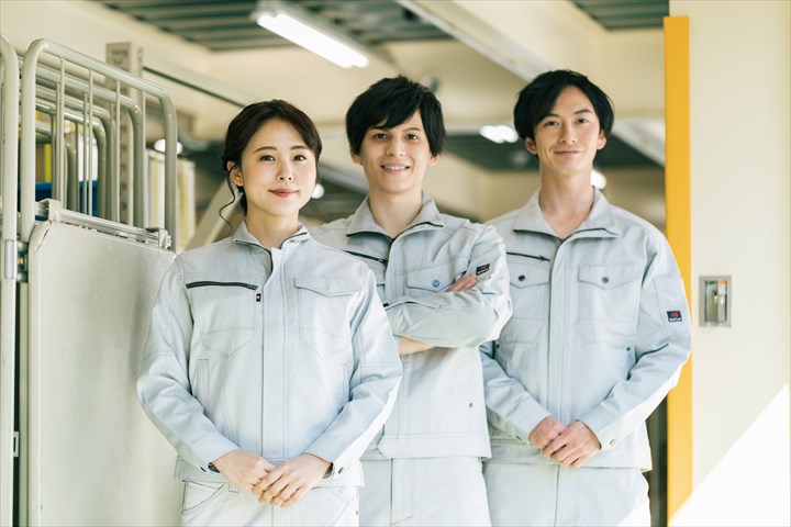 《土佐市》週払いOK・倉庫内での飲料の積込み作業スタッフ！（シニア活躍中・週休2日）