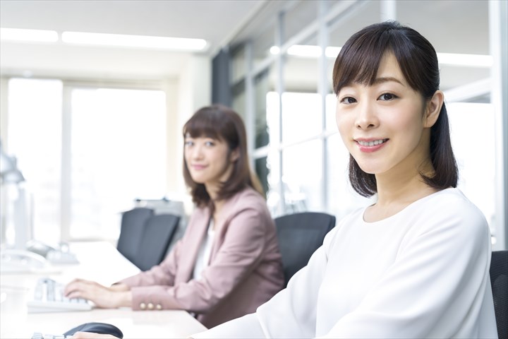 《野洲市》週払いOK・物流会社内での事務及び軽作業スタッフ！（短時間9:00～16:00・土日祝休み）