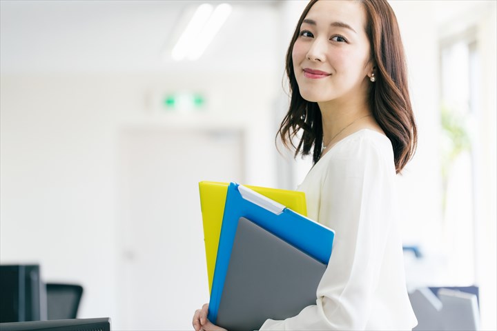 《さいたま市中央区》週払いOK・中古車販売会社での営業事務スタッフ！（Web面接OK・土日祝休み）