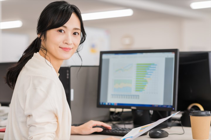 《江戸川区》週払いOK・運送会社内での事務スタッフ！（高時給・土日祝休み）