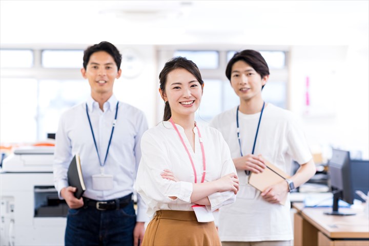 《新宿区》週払いOK・企業での受発注業務に関する事務スタッフ！（Web面接OK・駅チカ）