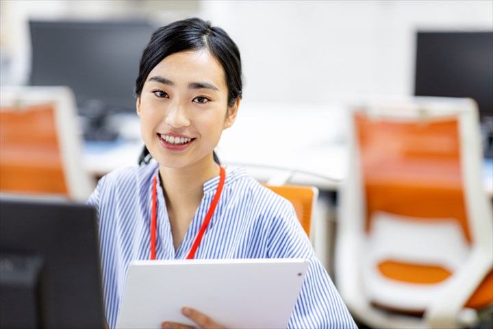 《新宿区》週払いOK・企業での受発注業務に関する事務スタッフ！（Web面接OK・駅チカ）