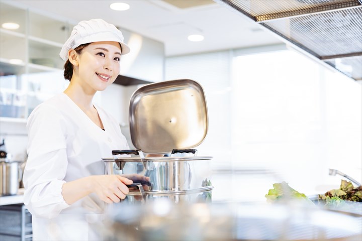 《京都市伏見区》週払いOK・工場内でのお弁当の製造や盛り付け作業スタッフ！（Web面接OK・短時間5:00～11:00）