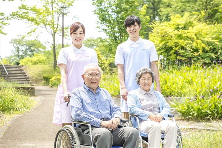 《千代田区》週払いOK・特別養護老人ホームでの介護スタッフ！（週休2日・資格を活かす）