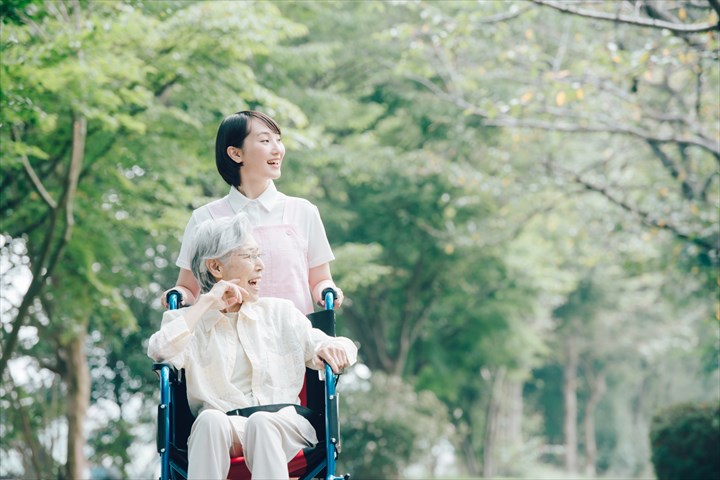 《渋谷区》週払いOK・グループホームでの介護スタッフ！（週休2日・日勤）