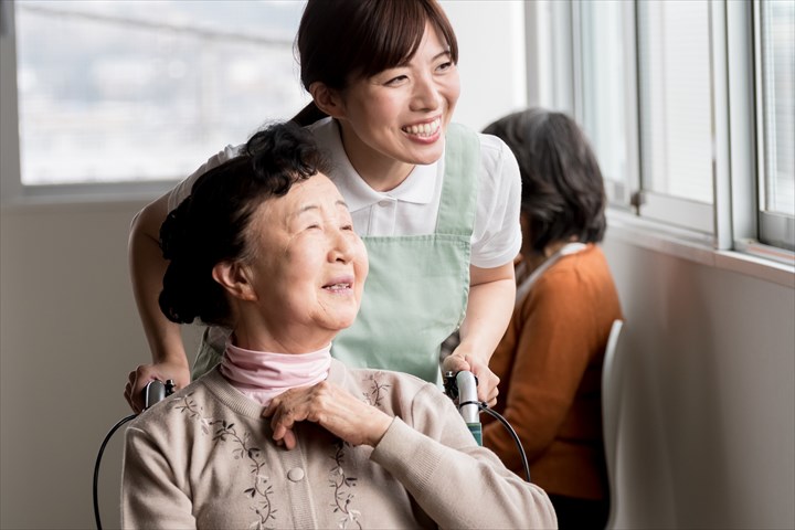 《藤沢市》週払いOK・ユニット型特別養護老人ホームでの介護スタッフ！（Web面接OK・無資格OK）