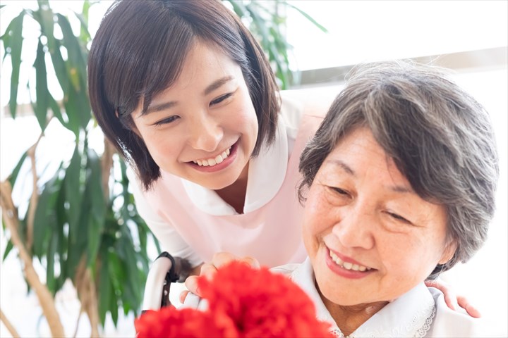 《港区》週払いOK・特別養護老人ホームでの介護スタッフ！（週休2日・日勤）