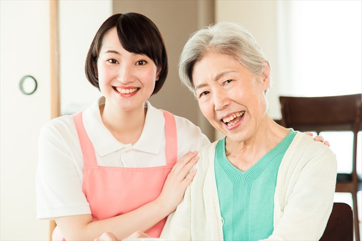 《川崎市川崎区》週払いOK・老人ホームでの介護スタッフ！（週休2日・日勤）