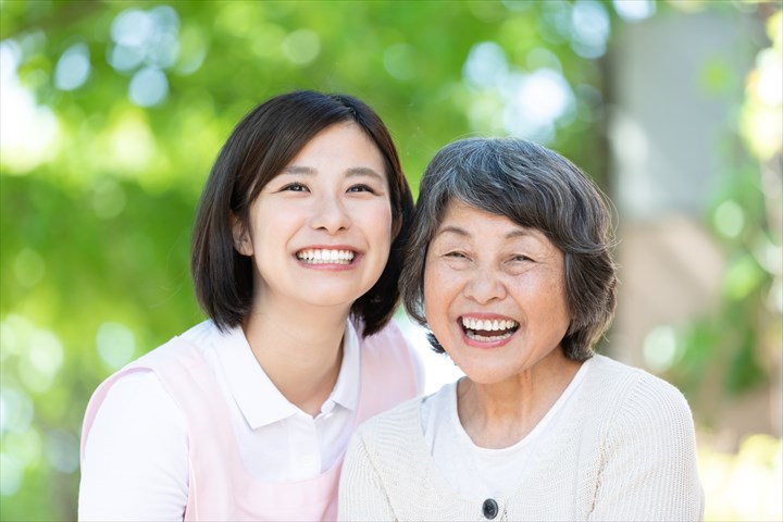 《入間市》週払いOK・介護老人保健施設での介護スタッフ！（Web面接OK・未経験相談OK）